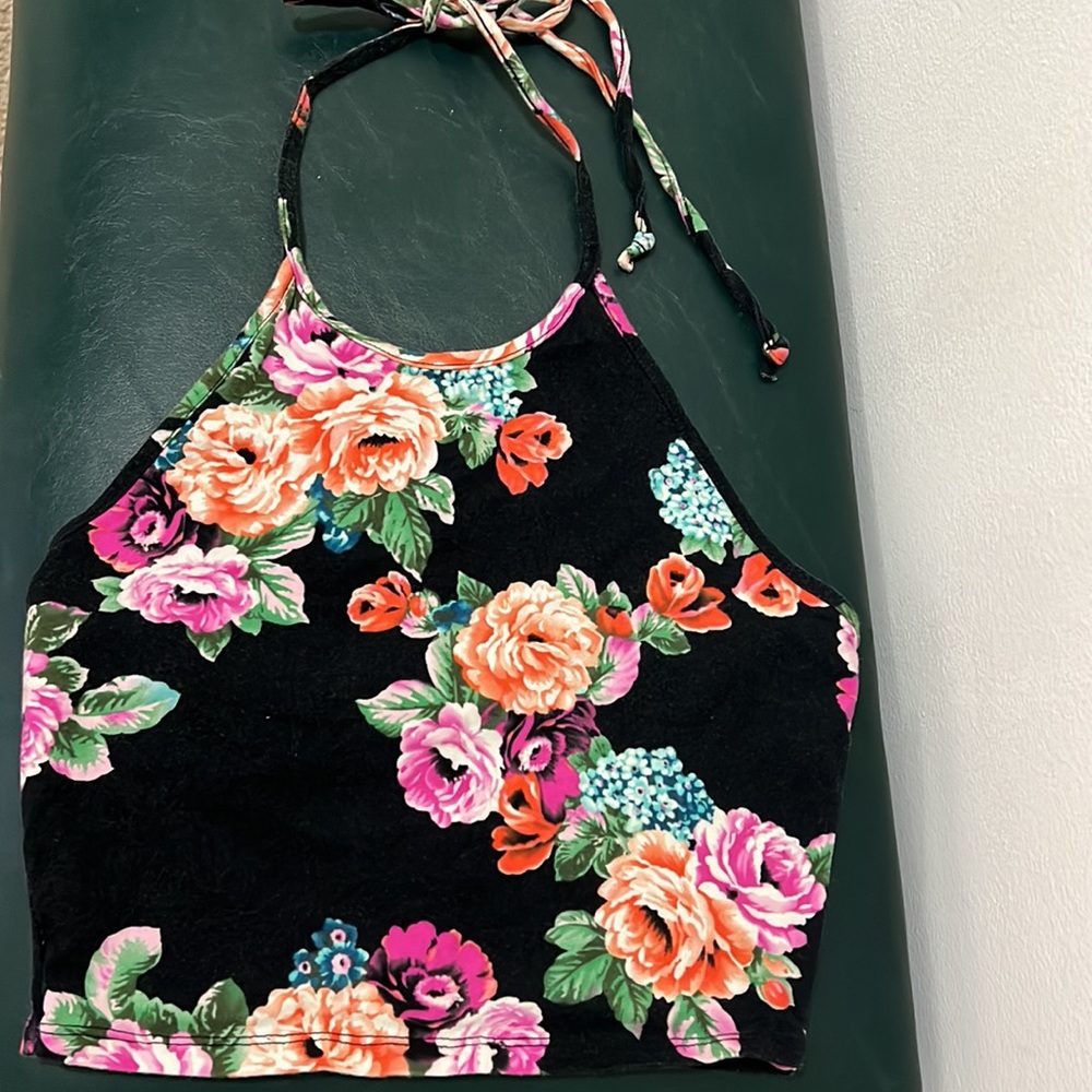 DEAL - 4 Different Crop Tops Size Small